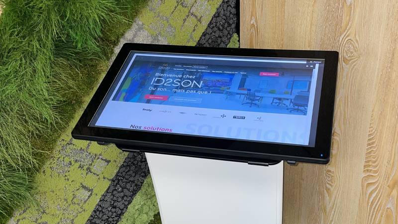 Le showroom ID2SON s’équipe de bornes et totem tactiles !