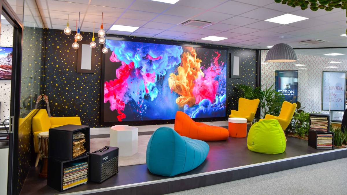 Showroom_ID2SON_scene_panneau_LED_ecran_vitrine_collaboratif Showroom_ID2SON_scene_panneau_LED_ecran_vitrine_collaboratif
